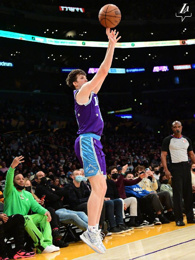 军中铁脊梁歌词