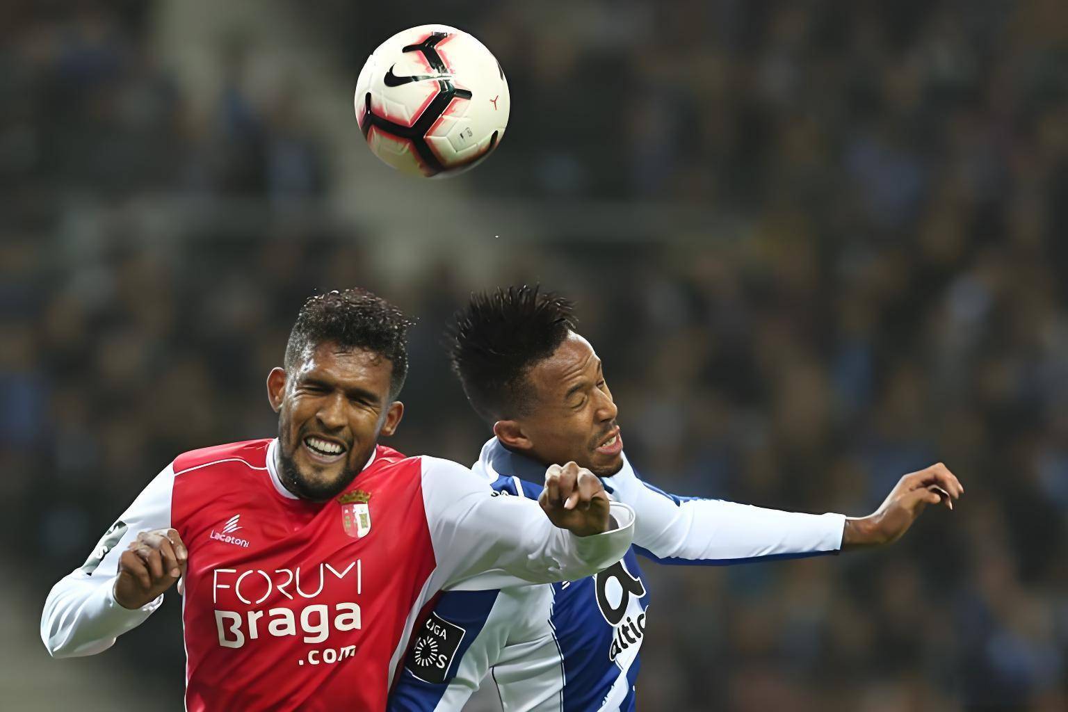 今夜葡超焦点战；武汉三镇造点机会；球迷炸锅；更衣室氛围转暖的简单介绍